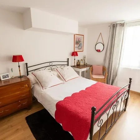 Apartament Furnished Near Palais De La Justice With 2 Bedrooms & A Garden