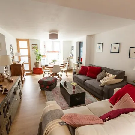 Apartment Furnished Near Palais De La Justice With 2 Bedrooms & A Garden *