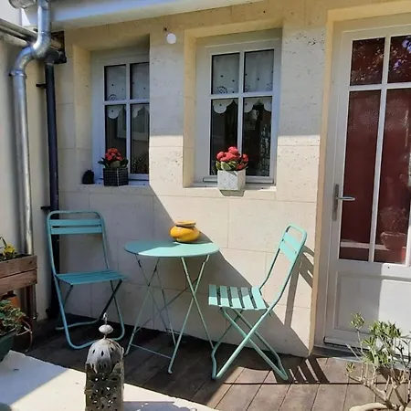 Apartment Furnished Near Palais De La Justice With 2 Bedrooms & A Garden