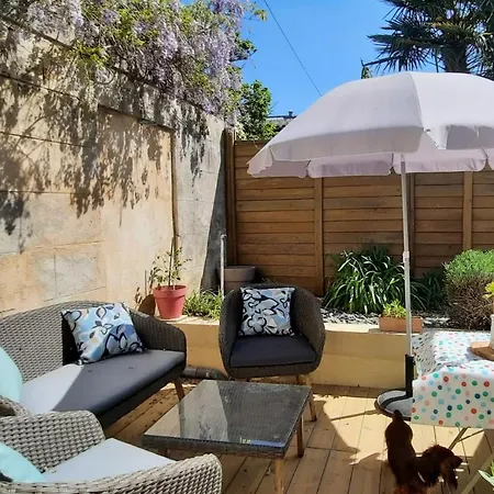 Apartment Furnished Near Palais De La Justice With 2 Bedrooms & A Garden